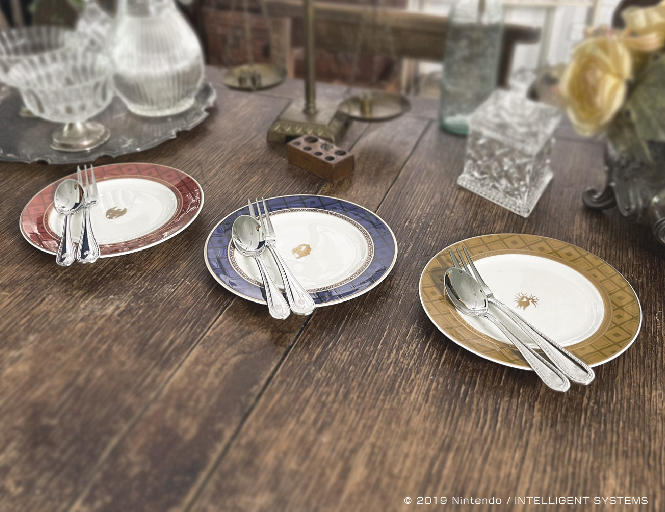 ファイアーエムブレム 風花雪月 プレート&カトラリーセット アドラークラッセ|机に並べたイメージ