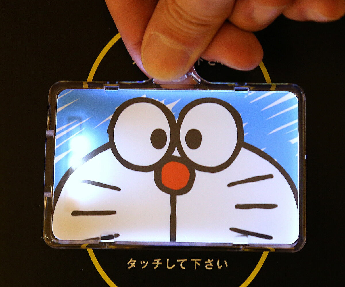 I’m DORAEMON ドラえもん フェイス PIICA (ピーカ)+パスケース（着せ替えカード付き）⇒ 光る パスケース 定期入れ ICカード suica PASMO 自動改札 コンビニ決済 nanaco WAON 社員証 IDチェック 電子マネー カード決済 LED 非接触型 PIICA サンリオ