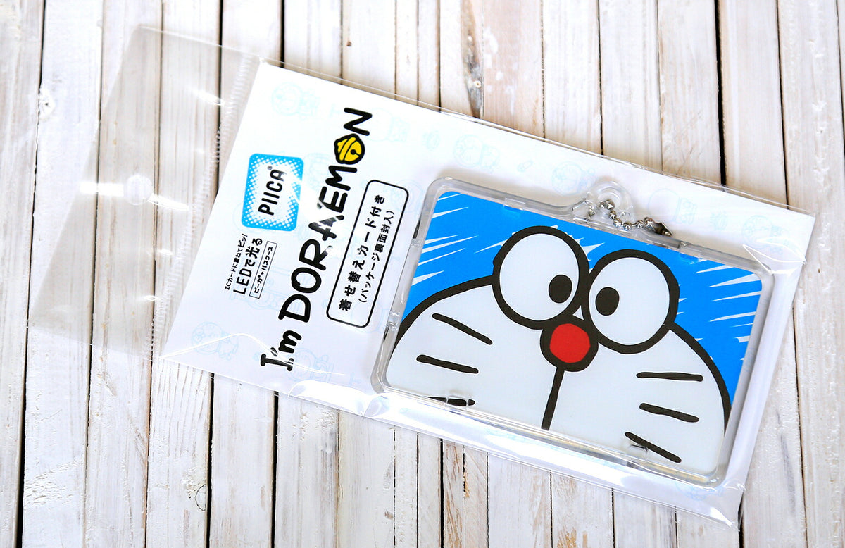 I’m DORAEMON ドラえもん フェイス PIICA (ピーカ)+パスケース（着せ替えカード付き）⇒ 光る パスケース 定期入れ ICカード suica PASMO 自動改札 コンビニ決済 nanaco WAON 社員証 IDチェック 電子マネー カード決済 LED 非接触型 PIICA サンリオ